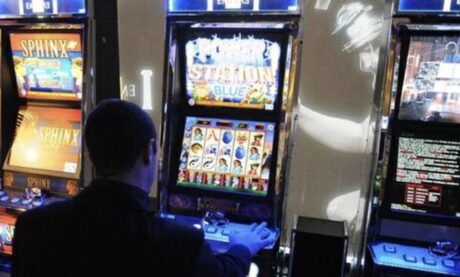 Slot machine illegali per incassare le giocate: guadagni da 25 milioni, tre arresti tra Napoli, Salerno e Foggia