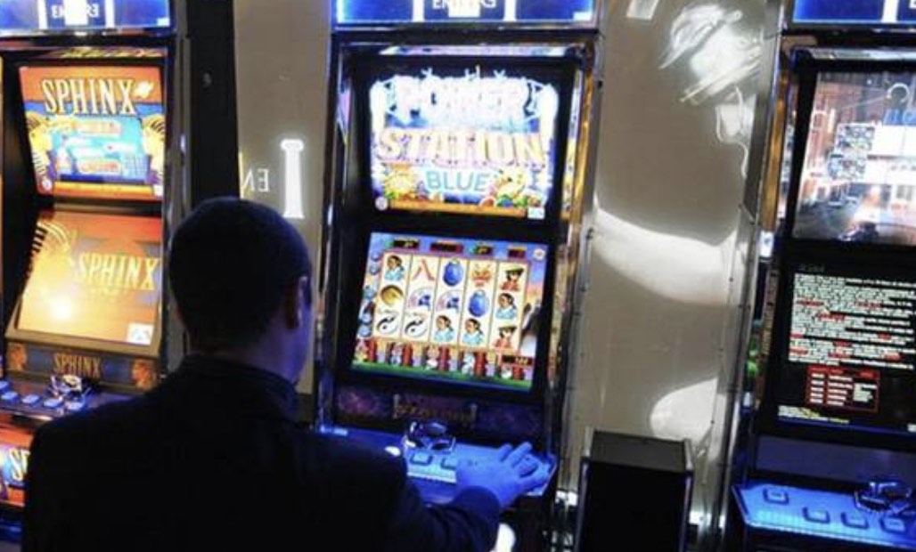 Slot machine illegali per incassare le giocate: guadagni da 25 milioni, tre arresti tra Napoli, Salerno e Foggia
