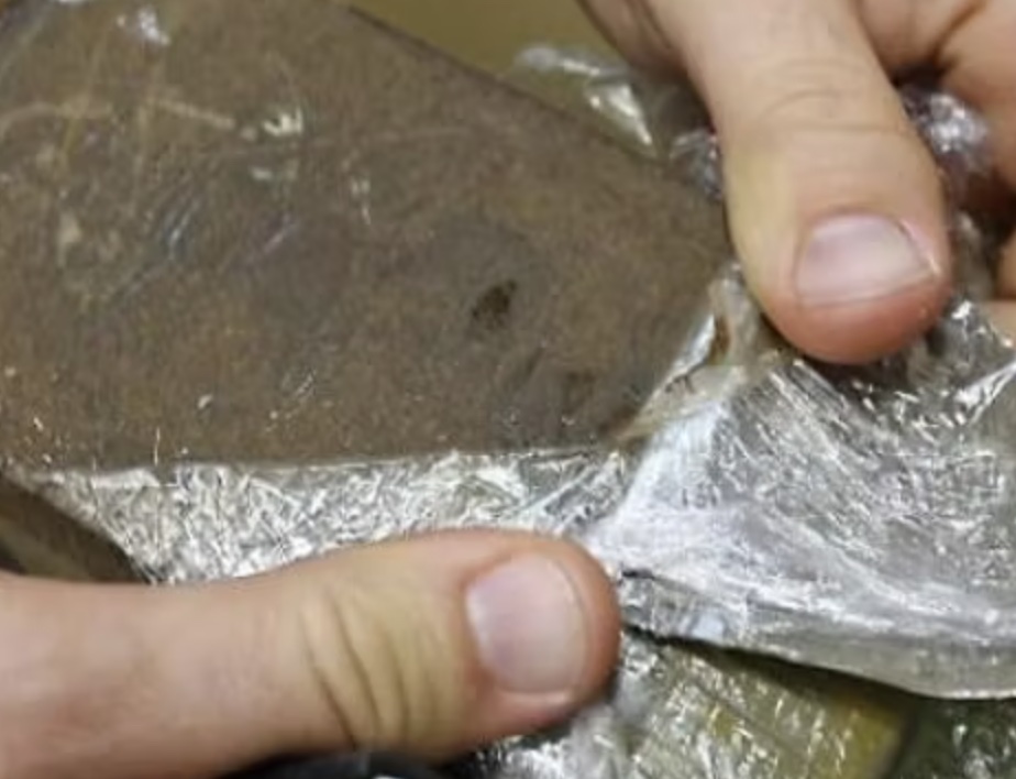 Torre Annunziata, arrestato 23enne con hashish e coltello: droga nascosta anche in casa sotto al materesso