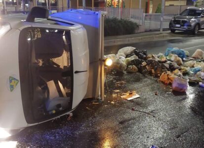 Giugliano, auto non si ferma allo stop: furgoncino dei rifiuti si capovolge. Ferito operaio
