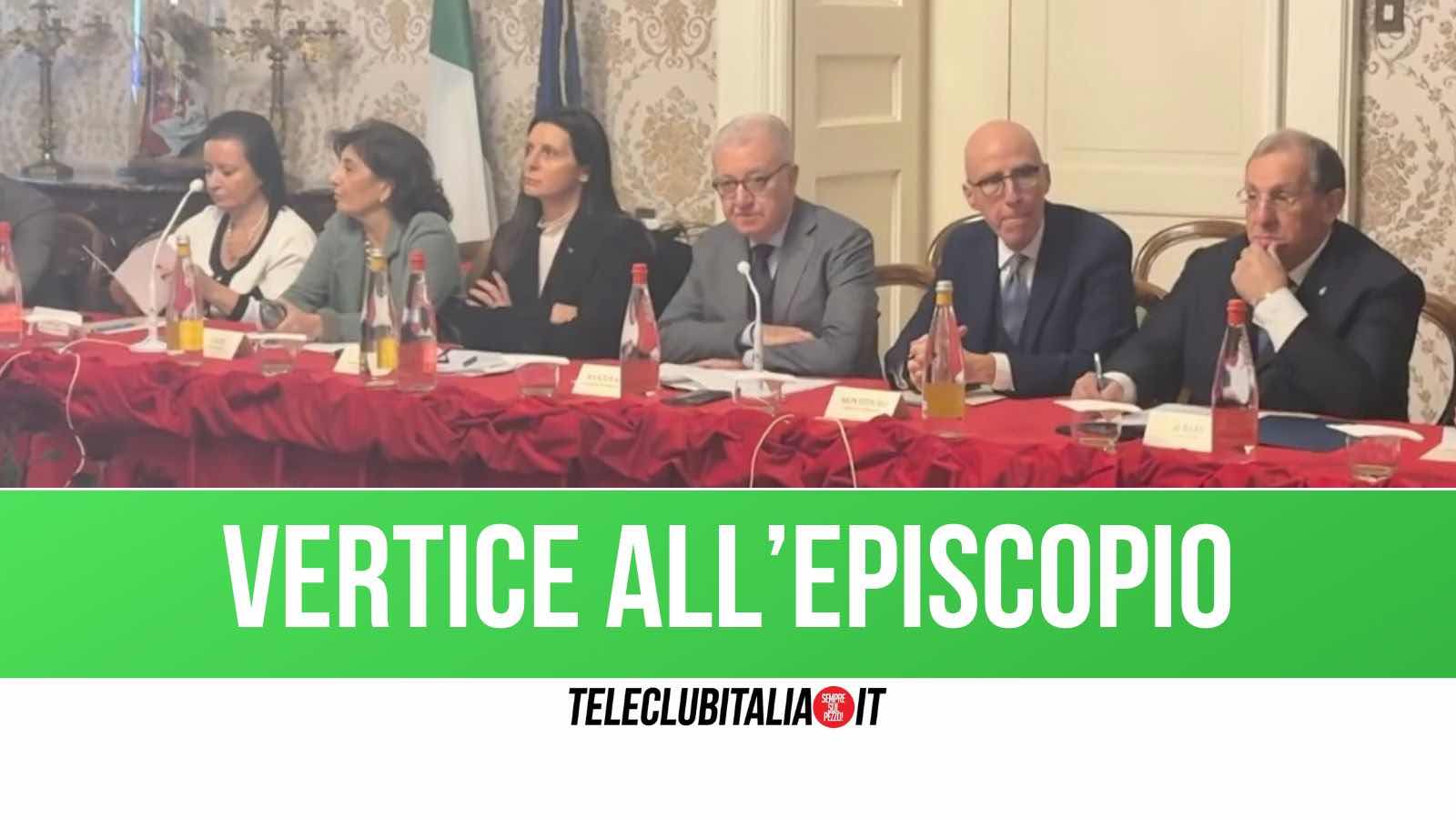 Terra dei Fuochi, incontro ad Aversa con sottosegretario Mantovano: “Avanti con le bonifiche”