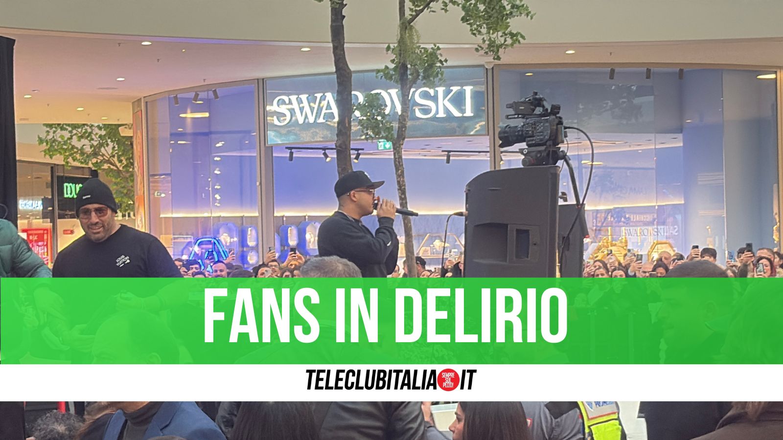 Bagno di folla al firmacopie di Geolier