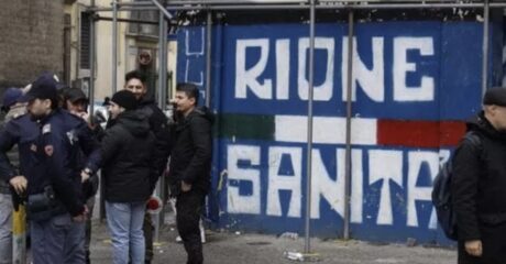 Terrore al Rione Sanità: raffica di spari in strada, due giovani feriti. 19enne in fin di vita