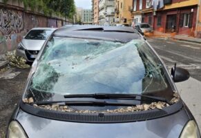 Bagnoli, palo dell’illuminazione cade sulla Smart: donna ferita trasportata in codice rosso