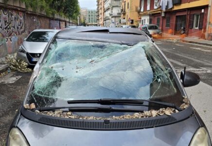 Bagnoli, palo dell’illuminazione cade sulla Smart: donna ferita trasportata in codice rosso