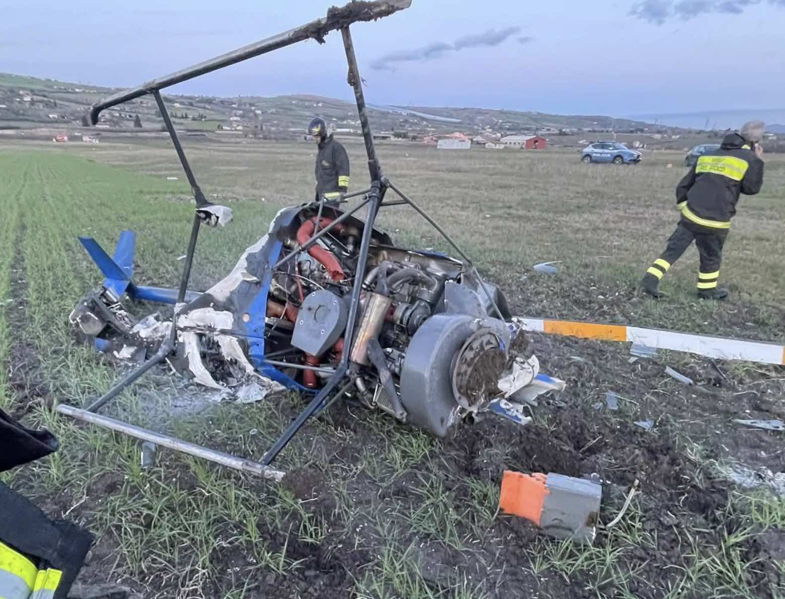 Benevento, elicottero ultraleggero precipita e si schianta: morto un imprenditore, pilota gravissimo