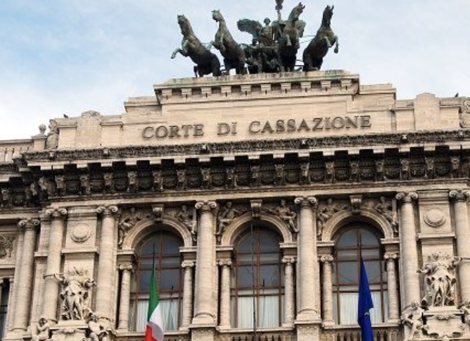 Riciclaggio tramite scommesse e Lotto: la Cassazione conferma il sequestro delle apparecchiature a Caivano