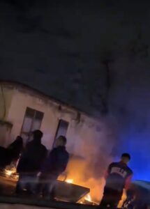 Serata di caos sul "doppio senso, protesta fuori al campo rom dopo la sospensione dell'erogazione idrica