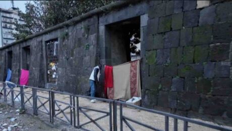 Torri del Carmine e fontana della Marinella, degrado profondo in via Marina