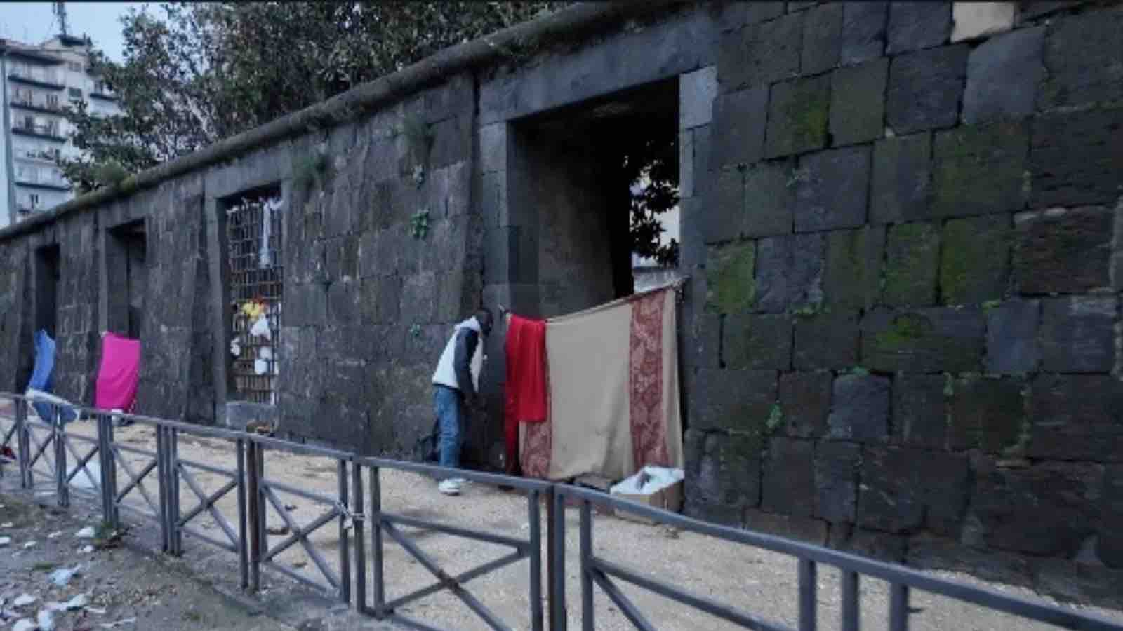 Torri del Carmine e fontana della Marinella, degrado profondo in via Marina