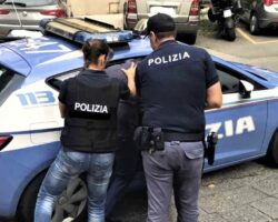 Casal di Principe, aggredisce la polizia durante un controllo: aveva droga, coltelli e tirapugni