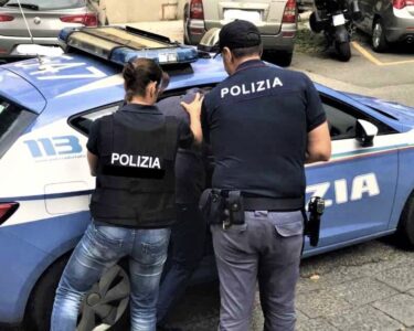 Casal di Principe, aggredisce la polizia durante un controllo: aveva droga, coltelli e tirapugni