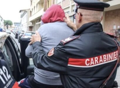 Castellammare, ladro spunta dal foro della serranda della pizzeria e trova i carabinieri: 30enne in manette