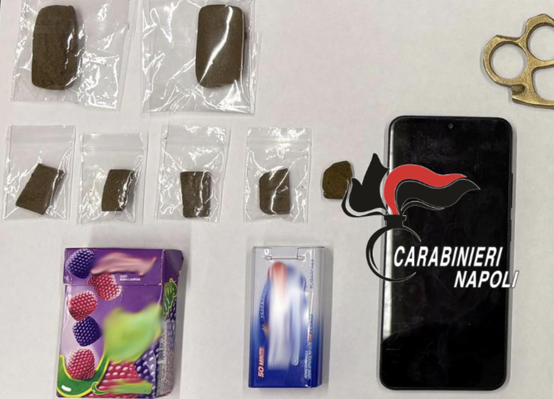 Chiaiano, nascondeva hashish nei pacchetti di caramelle: arrestato 26enne