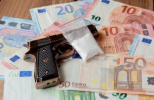 Napoli, droga e pistola in casa: 45enne arrestato nel centro storico