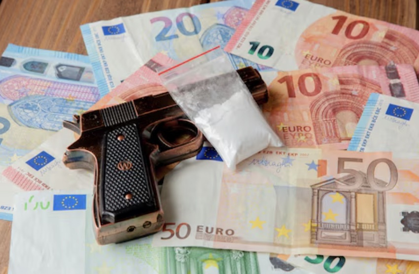 Napoli, droga e pistola in casa: 45enne arrestato nel centro storico