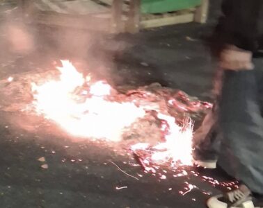 Notte di follia a Giugliano: ragazzi provano a dare fuoco alle giostrine nella villa comunale