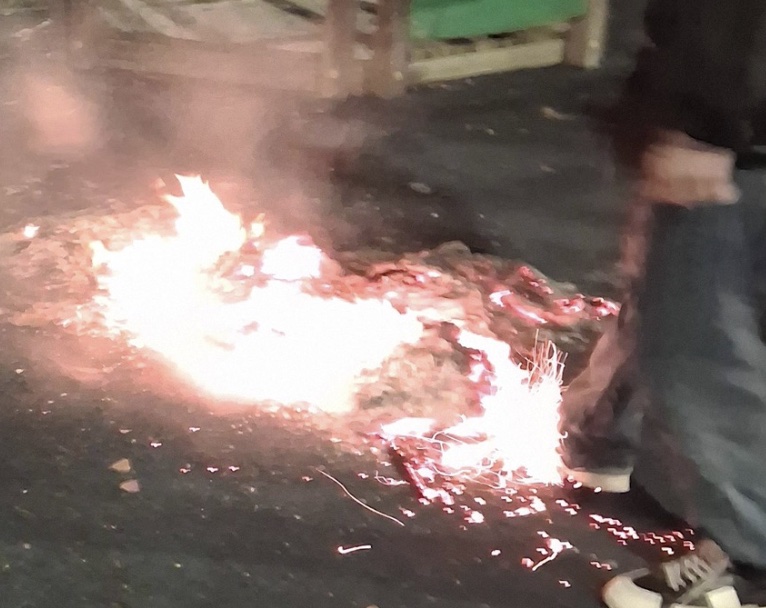 Notte di follia a Giugliano: ragazzi provano a dare fuoco alle giostrine nella villa comunale