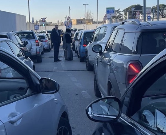Stazione TAV Afragola, raid nella notte: vetri rotti e auto svaligiate