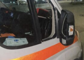 Mentre salvano la vita a un paziente, i ladri colpiscono il 118: ambulanza derubata a Secondigliano