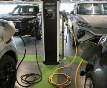 Napoli, scoperto garage con allaccio abusivo al Vomero: ricariche elettriche a pagamento con energia rubata