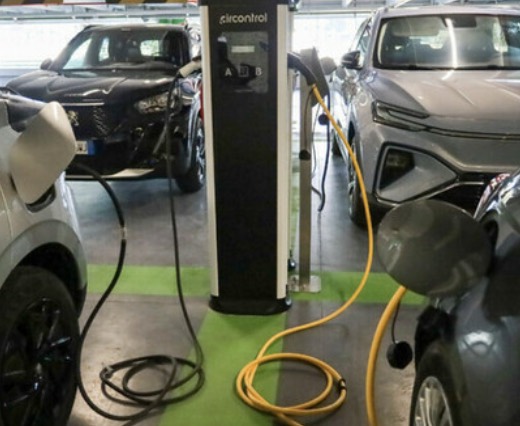 Napoli, scoperto garage con allaccio abusivo al Vomero: ricariche elettriche a pagamento con energia rubata