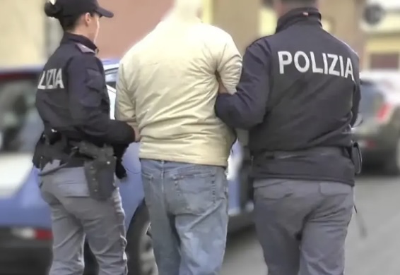 Giugliano, evaso dai domiciliari: trovato con pistola e droga: arrestato 32enne o