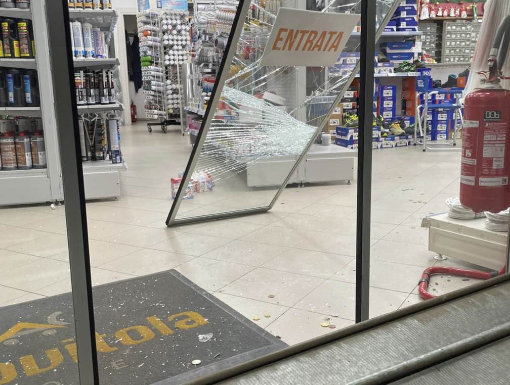 Giugliano, continua l’ondata di furti: colpito il ferramenta Aprovitola