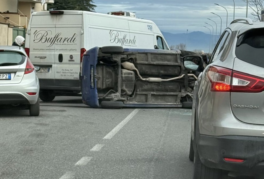Grave incidente a Giugliano, auto ribaltata in via Giardini