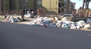 Giugliano, Via del Toro invasa dalla spazzatura da giorni: sacchetti bloccano l’ingresso del condominio