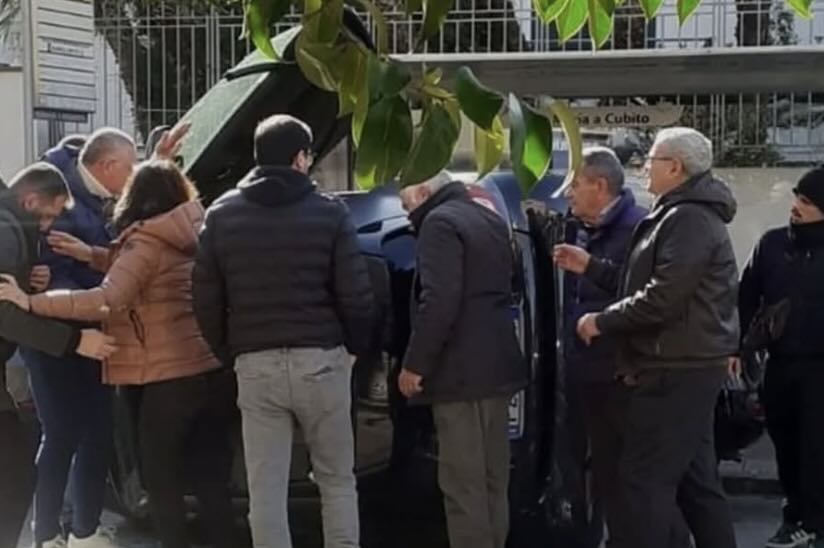 Auto si ribalta vicino la metro di Chiaiano: madre e bimbo soccorsi dai passanti