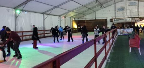 Mugnano sul Ghiaccio, grande successo durante le festività: la pista di pattinaggio resta aperta fino al 30 giugno