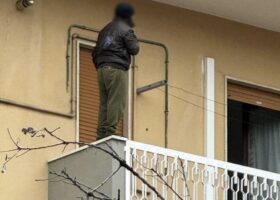 Napoli, accoltella alla schiena il nuovo compagno dell’ex e scappa sui balconi per evitare l'arresto: fermato 50enne