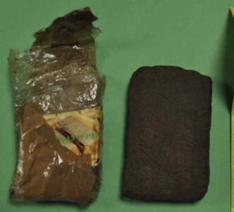 Napoli, in giro con 100 grammi di hashish: arrestato 23enne dopo la fuga