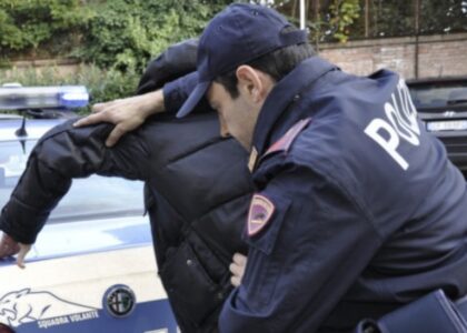 Napoli, troppi furti d’auto, scatta la “punizione” della camorra: ladro ferito a colpi di pistola
