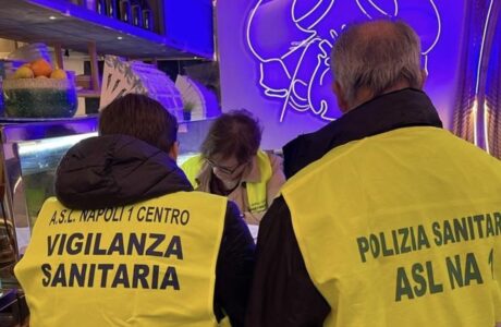 Napoli, blitz in zona "baretti" a Chiaia: sanzioni a locali e sequestri alimentari