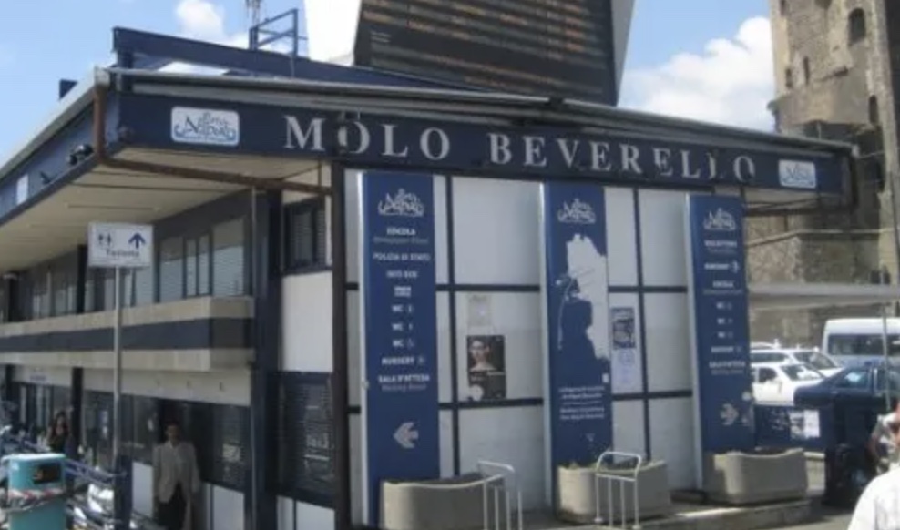 Napoli, malore fatale al Molo Beverello: uomo muore nel terminal aliscafi