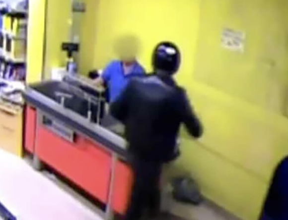 Napoli, armato di pistola rapina un supermercato: bandito fugge con 400 euro