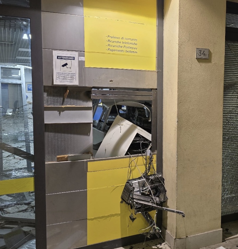 Colpo fallito alle Poste di Ottaviano: fanno saltare in aria il bancomat, ma non riescono a portarlo via
