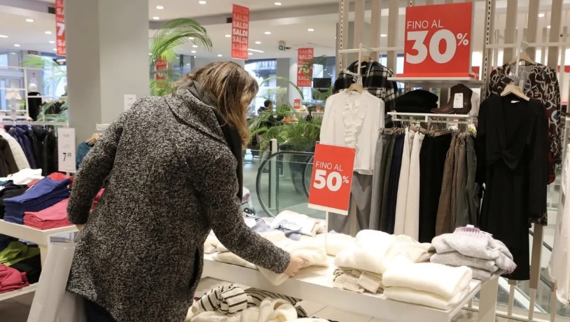 Campania, al via ai saldi invernali: spesa in calo, ma un cittadino su due farà acquisti