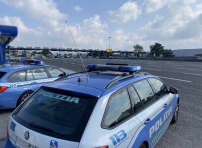 Droga nascosta sotto al sedile dell'auto: corrieri bloccati a Casalnuovo con 7 chili