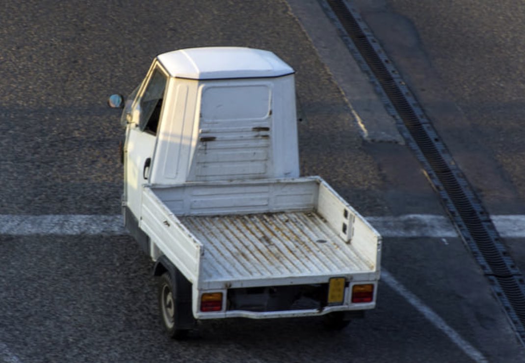 Tentano di rubare Apecar al Vomero: fermati due ragazzini di 13 e 14 anni