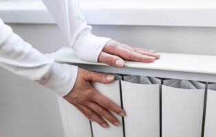 Aversa, scuole al gelo: termosifoni spenti al Cimarosa e alla Siani, scoppia la protesta dei genitori