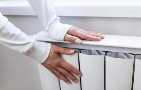 Aversa, scuole al gelo: termosifoni spenti al Cimarosa e alla Siani, scoppia la protesta dei genitori