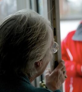 Napoli, l’inganno della targa clonata: così i truffatori raggirano gli anziani