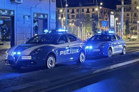 Napoli. Ignora l’alt, scappa contromano e si schianta contro due auto: arrestato 18enne