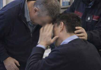 Acerra, furia all’Ufficio Tributi: impiegato colpito con una testata dopo lite su cartella esattoriale