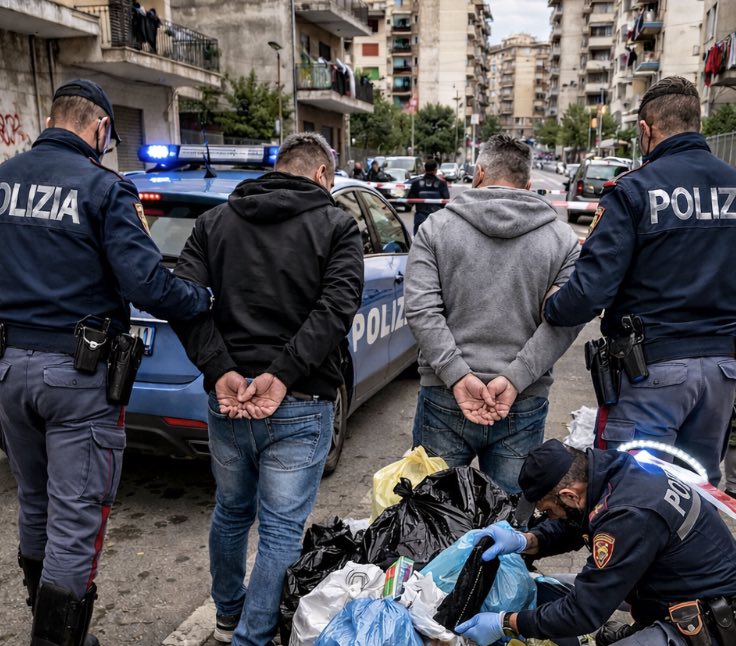 Scampia, droga nascosta in un calzino tra i rifiuti: arrestati pusher con cocaina ed eroina