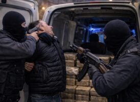 Guerra per la droga a Scampia, i Vanella Grassi rapinano i corrieri degli Amato-Pagano di 20 chili di coca