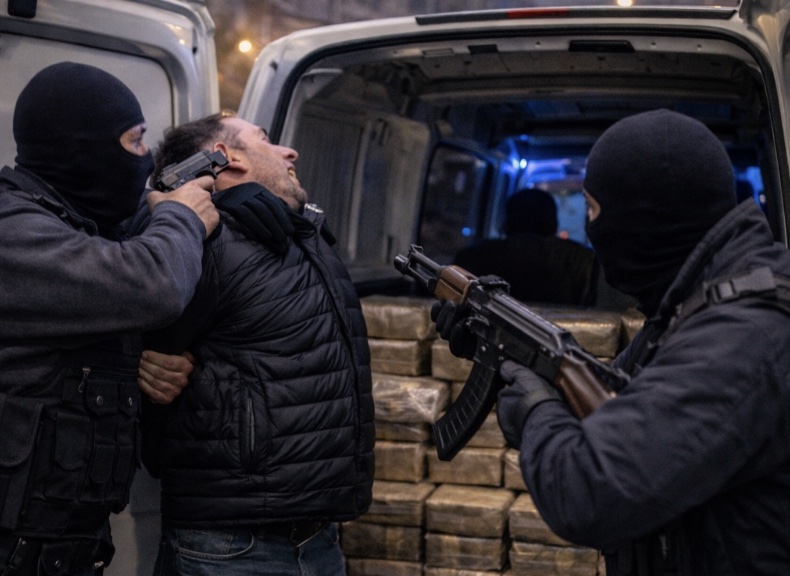 Guerra per la droga a Scampia, i Vanella Grassi rapinano i corrieri degli Amato-Pagano di 20 chili di coca